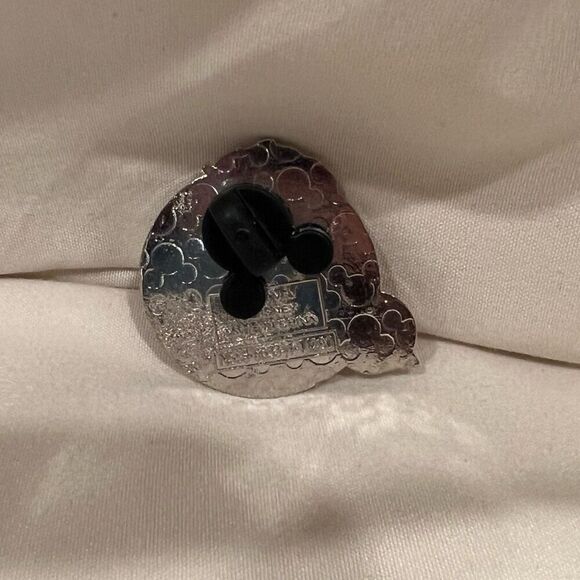 Disney Marvel Avengers Hawkeye Collectible Trading Pin EUC Superhero Pin - Picture 3 of 3